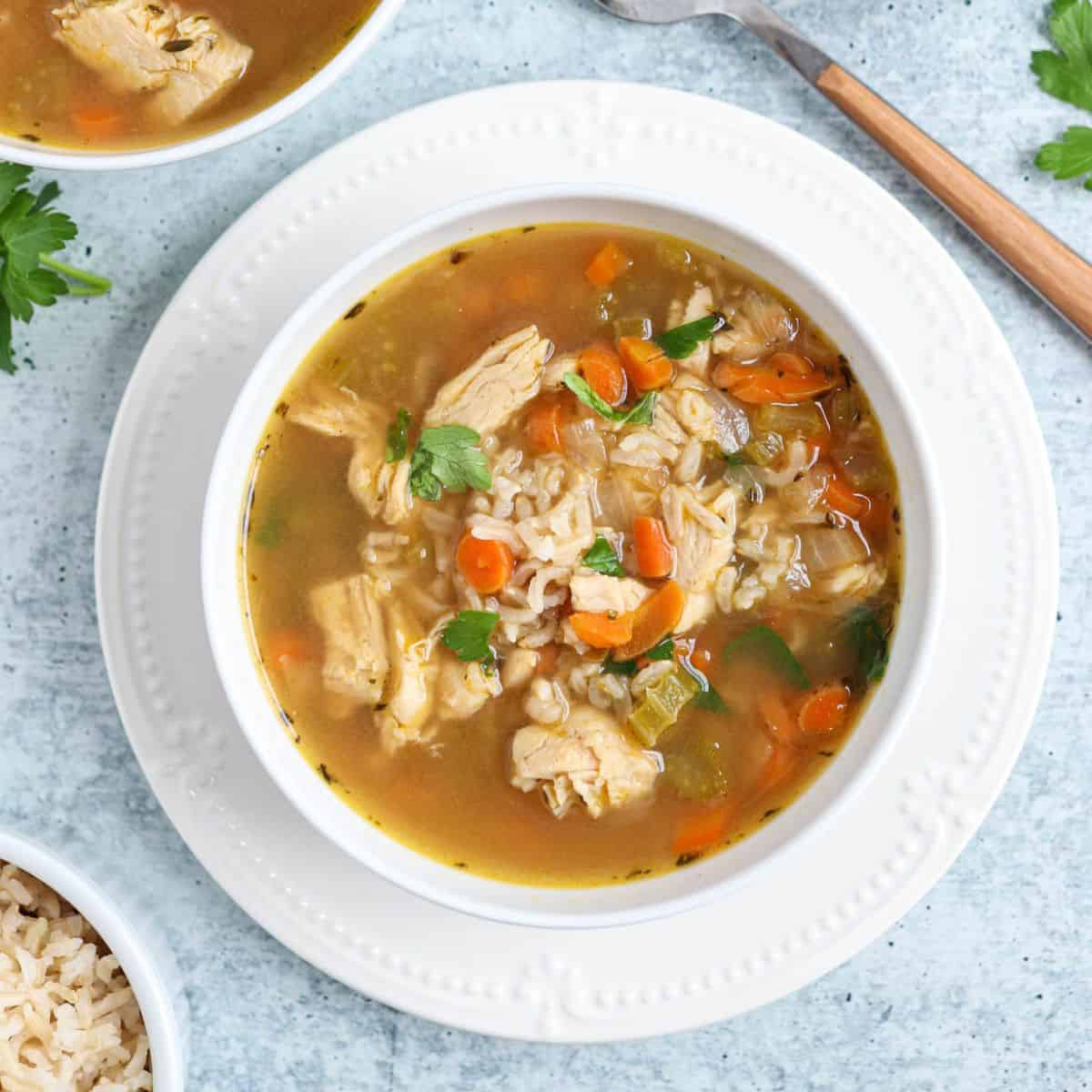 miseczka z parującym klarownym rosołem kolagenowym lanym na cienkie kluski makaronowe