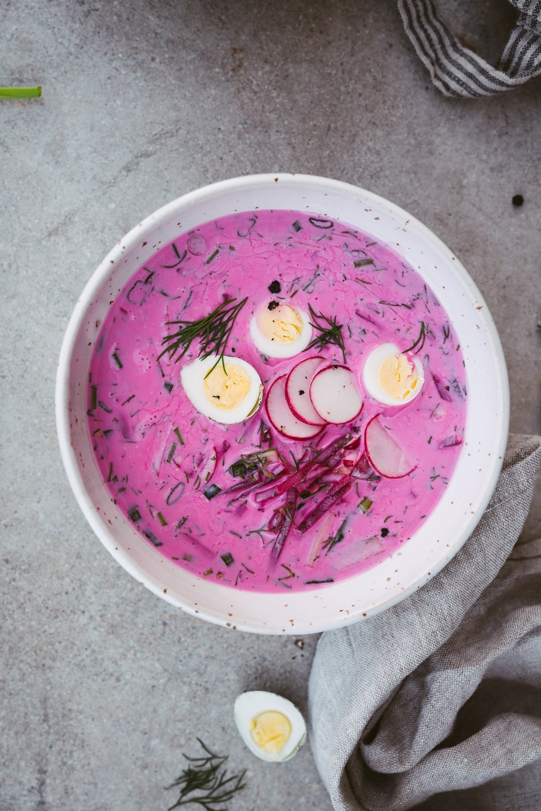 Czerwone surowe buraki pokrojone w cienkie plasterki na drewnianej desce