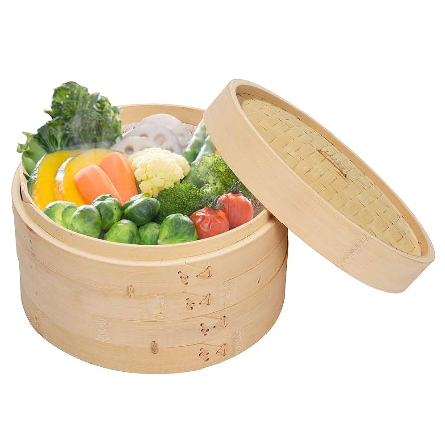 Surowe składniki obok gotowanych z parowara na drewnianym stole