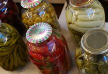 Słoiki na przetwory – jak wybrać i przygotować je tak, żeby nic się nie zmarnowało? sloiki